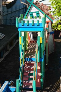 Bahçede ahşap oyun evi